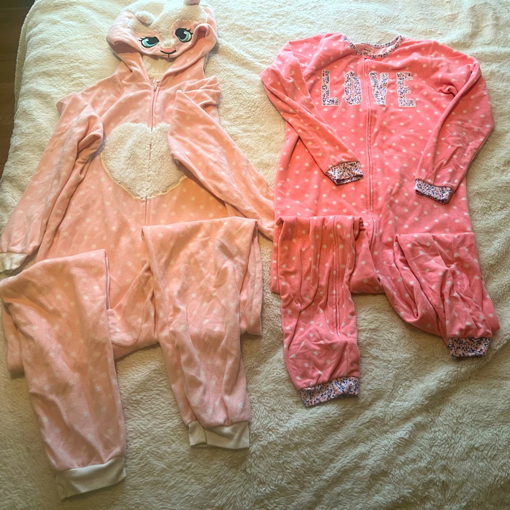 Set of two girls pjs pink with white polka dots.